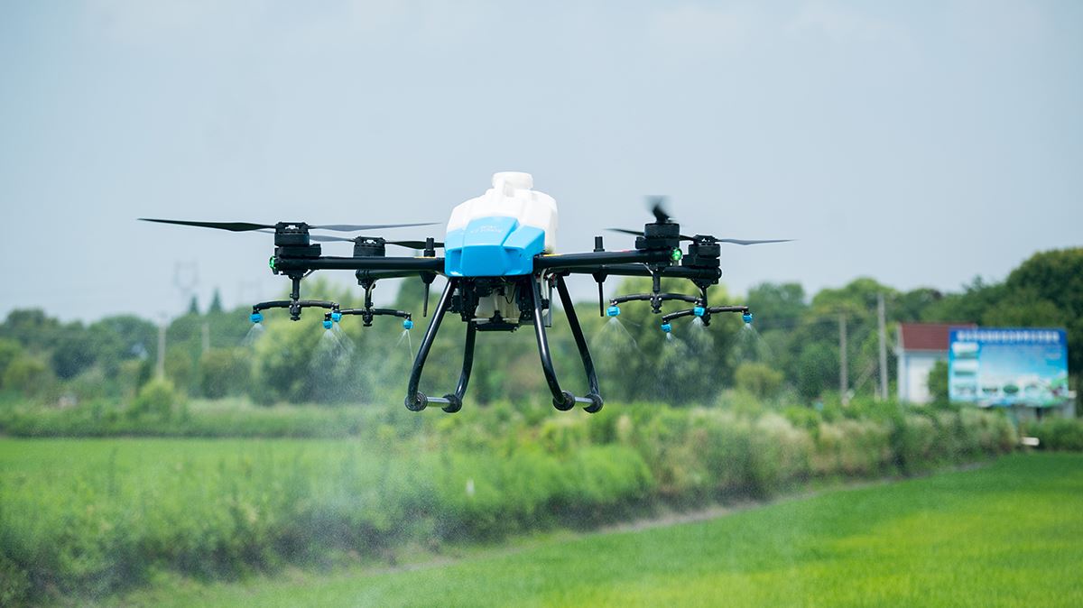 Confronto tra il drone agricolo di precisione per la protezione delle piante ...
